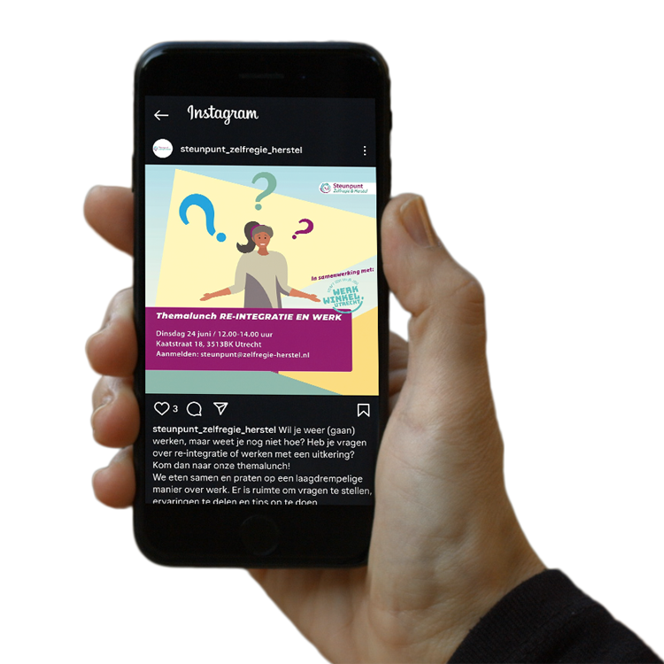 Iemand met een Smartphone in de hand. Op het scherm zie je een afbeelding van het Instagram account van Steunpunt Zelfregie en Herstel.